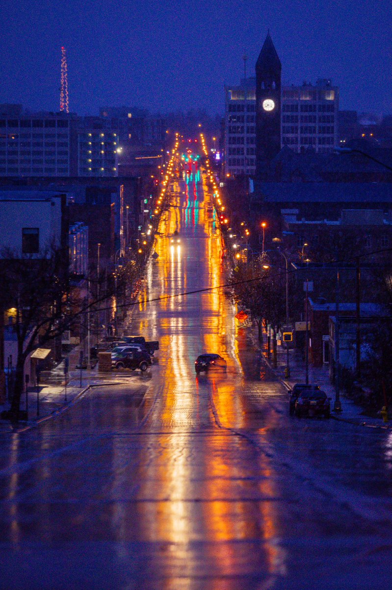 Soulcrate's tweet photo. Downtown Sioux Falls looking lovely tonight. https://t.co/YQTGv3s0N8