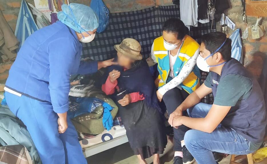 DPS_LosRios's tweet photo. #Bolívar | En Guaranda, #MédicoDelBarrio realiza visitas en la comunidad de San Juan, con el objetivo de constatar el estado de salud de pacientes en condiciones de vulnerabilidad. Se monitorea presencia de síntomas de #COVID19ec como medida para brindar atención oportuna. https://t.co/qOYVtnwGRs