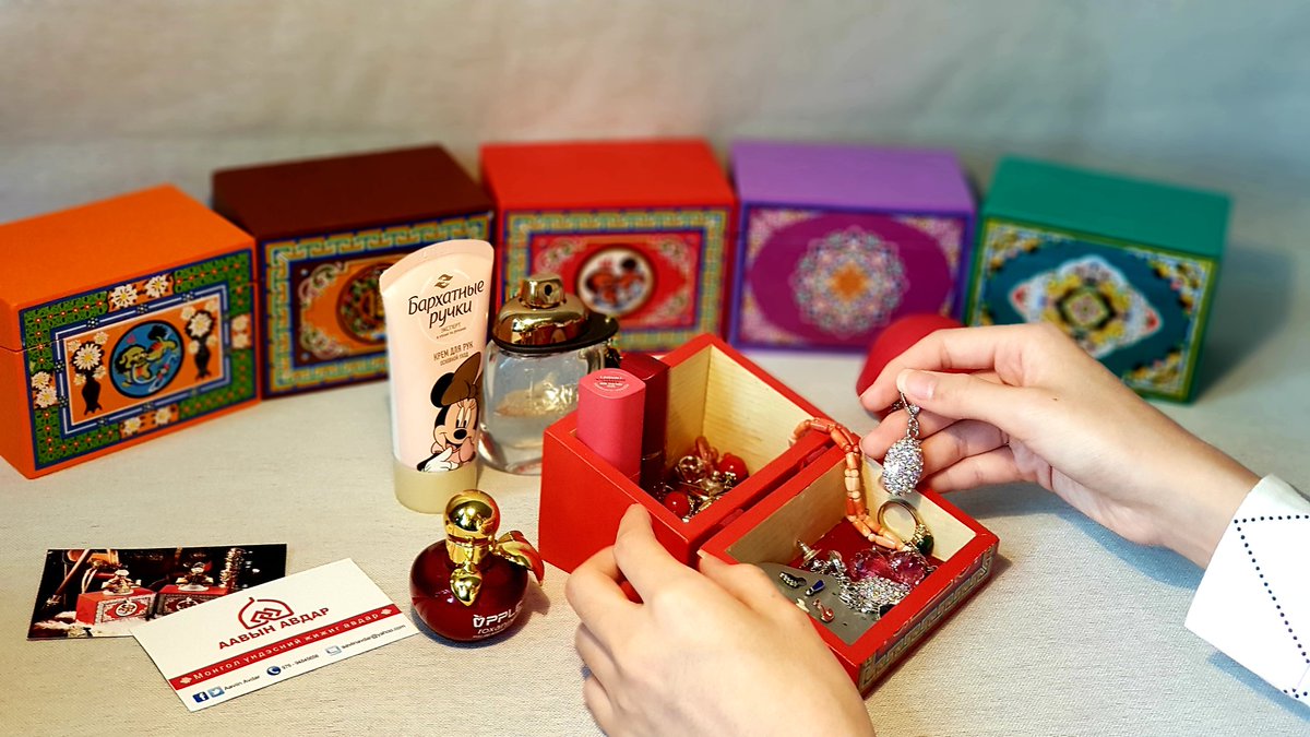 Төрсөн өдөр, тэмдэглэлт баярын хамгийн гоё бэлэг болох жижиг авдар олон өнгө, загвараар хийгдэж эхэллээ. Гоёл чимэглэл, бичиг хэрэгсэл,нэрийн хуудас гээд бүх л зүйлээ хийгээд хадгалах боломжтой.Оффисын ширээ, гэрийн хойморт чимэг болох Аавын авдар брэнд. 
Дэмждэгт БАЯРЛАЛАА♥️👍🙏