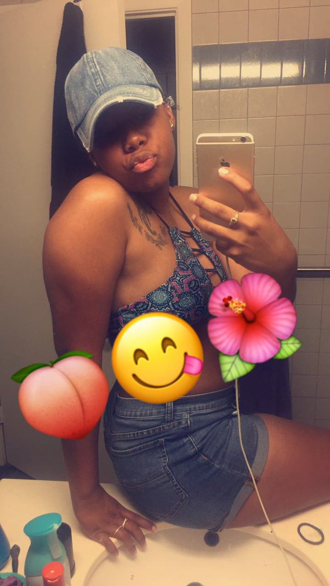 royaltynaee_'s tweet photo. You can be cute and still have on clothes #Spring2017🌺 https://t.co/Tf7XAh5YRF