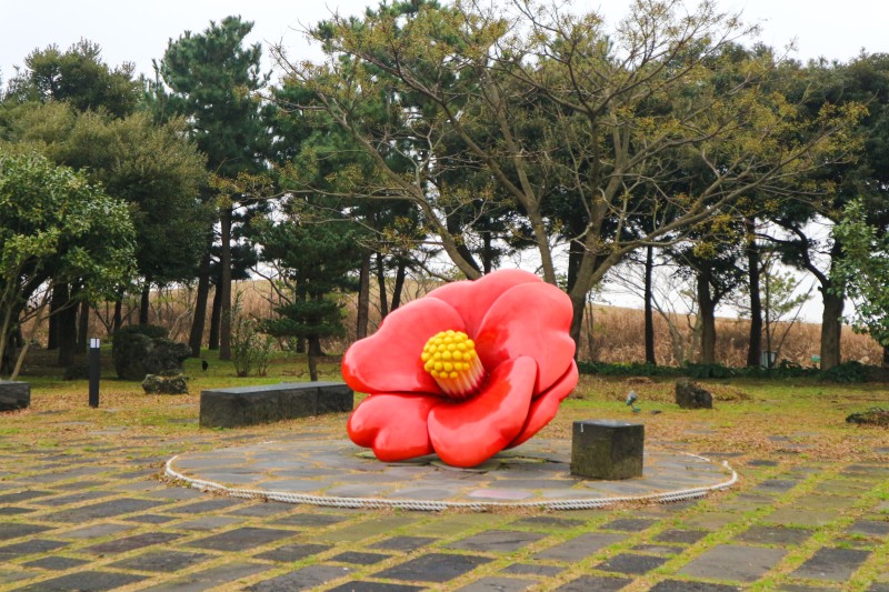 #4월엔_동백꽃을_달아주세요

오늘은 제주 4.3사건이 발생한 지 72주년 되는 날입니다
그날의 아픔과 희생을 절대 잊지 않겠습니다