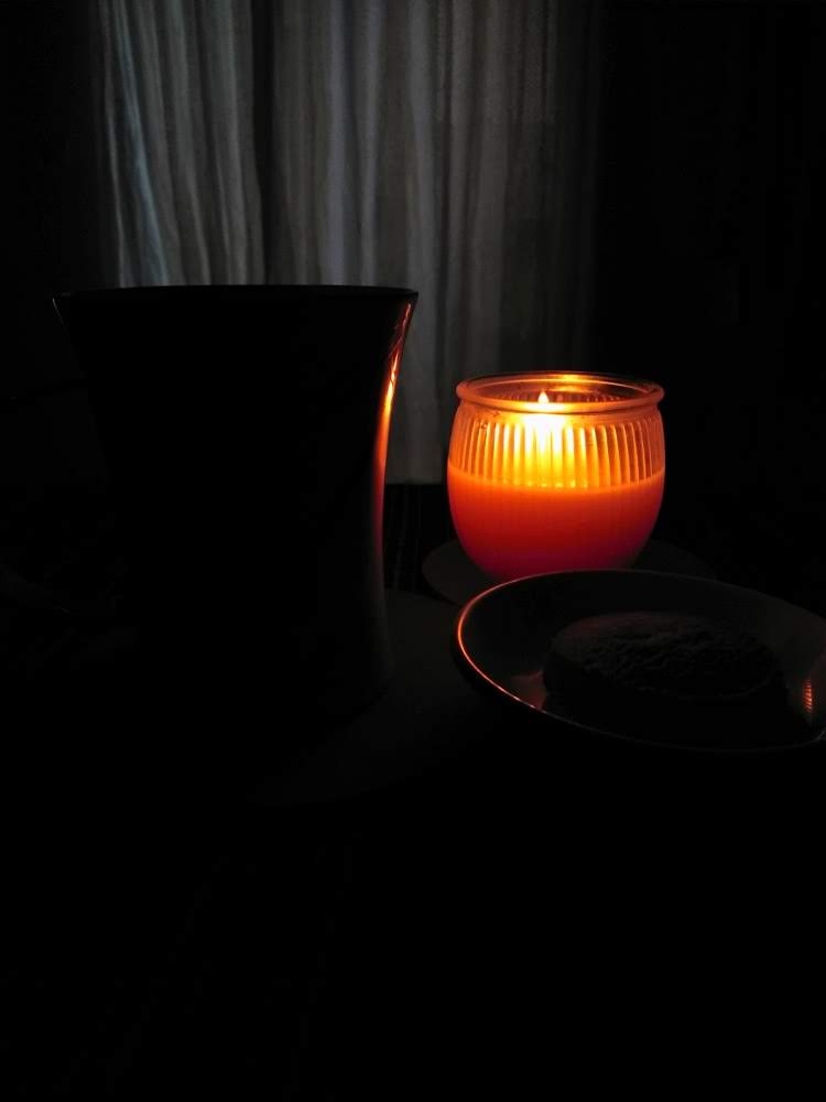 Day 10- (15 for me) #21DaysChallenge  #LockdownChallengeTo be honest, It has started taking a toll on me now.Woke up at 0400 am & just been restless all morning. Coffee, my favourite scented candle, music, meditation, everything seems irritating AF today 