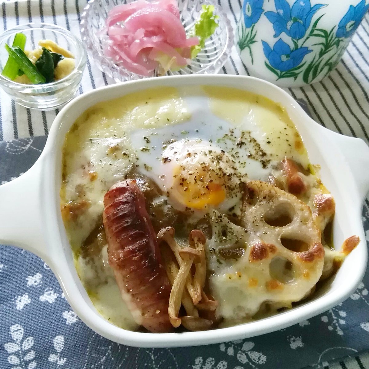 ট ইট র み 焼きカレードリア ご飯にカレーかけて 卵 チーズ コショーで オーブントースターで焼く完成 紫玉ねぎの甘酢 紫玉ねぎでも普通の玉ねぎでも 薄切りしてラップしてチン 熱いうちに砂糖と酢と塩コショウして混ぜる完成 小松菜と油揚げを