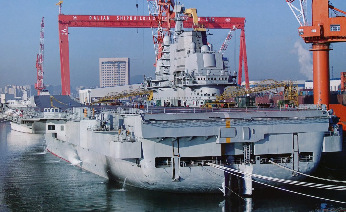 PLAHenkenBot2's tweet image. 001型航空母艦 遼寧
ウクライナ経由で手に入れた旧ソ連空母ヴァリャーグに改修を施し、2012年に就役。練習空母として訓練を積んでいて太平洋にも進出した。速度は30kt出せるからな、ポンコツとかハリボテとか言ってはいけない(戒め)