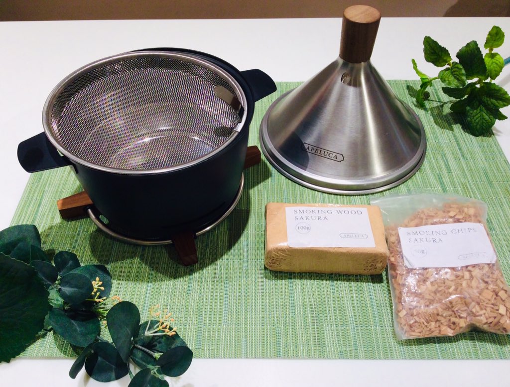 銀座 伊東屋 自宅で楽しめるお手軽燻製器 銀座伊東屋では実はこんなものも お家のガスコンロで使えるauxの テーブルトップスモーカー 桜チップ ウッドとレシピもついてます よく冷えたビールと燻製カマンベールが食べたい ゴクリ 注 S Iセンサー