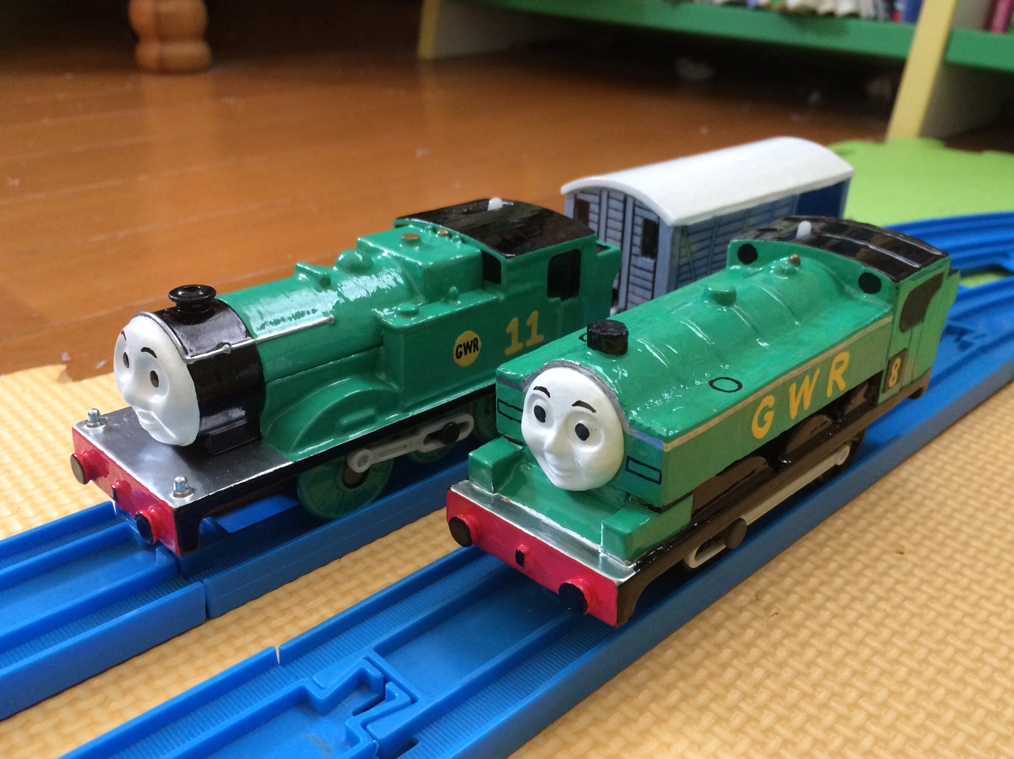 Shintetsu Souichirou 改造プラレール きかんしゃトーマス プラレールでダックとオリバーとトードを作りました オリバーは持っていて再塗装しましたが ダックは持っていなかったのでドナルドから新規金型風に作り 電池を入れる時は全てのネジを外して