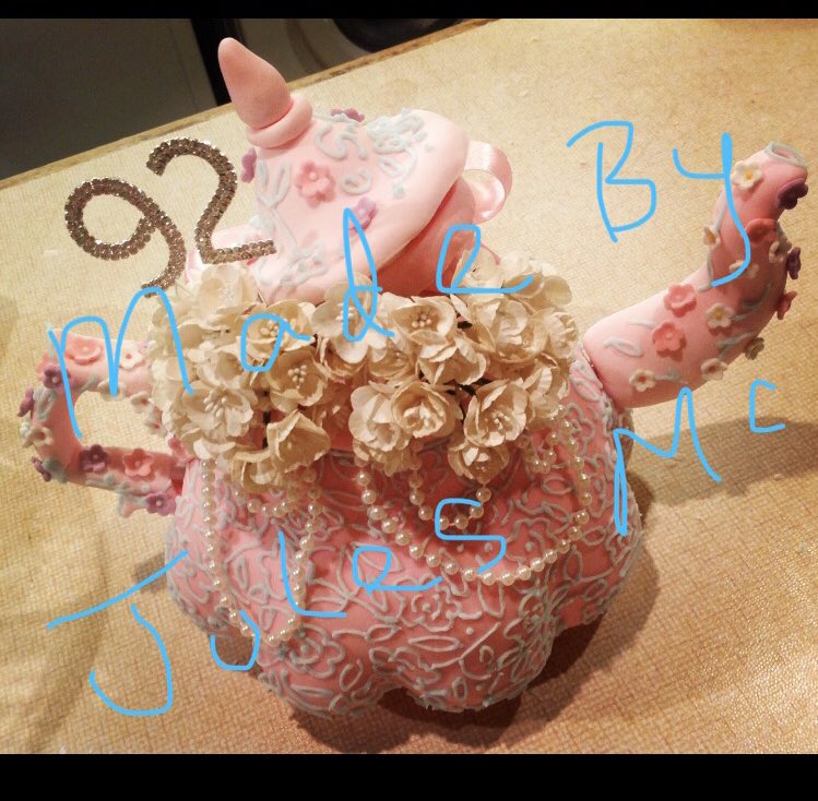 thisisjules11's tweet photo. This is a cake I made a few  years ago, -the piping all over it was hand piped by me and it did take agges but was so worth it. It was really fun to make. #cake #3dcake #teapotcake #teapot #handpiped #cakedecorating  #pinkteapot #edible3d https://t.co/z6HpGWbB4v