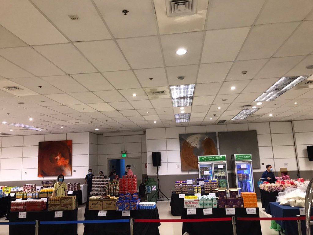itsmeremond's tweet photo. Iba talaga sa St. Lukeโs! Binigyan ng points yung mga associates para ipambili dito sa St. Lukeโs Care Storeโ para may grocery sila to share sa kanilang loved ones! #StLukesPH #SLMCCultureofCare https://t.co/88Dttar3y2