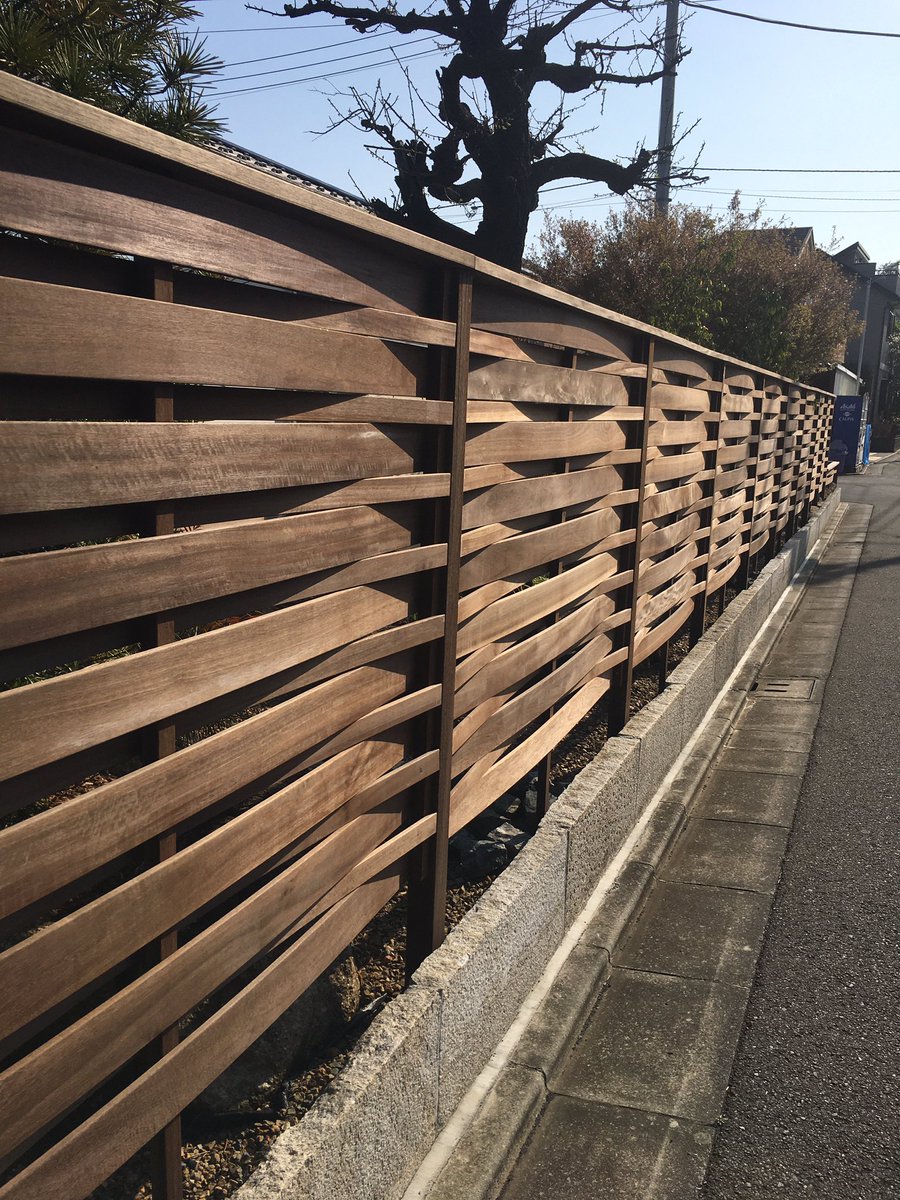 山中孝二 散歩してたら粋な塀 がありました これ木の板を交互にそらせて支柱に噛ませてるだけで釘を使ってないんですよねー こういう洒落た作り方ほんと好きです