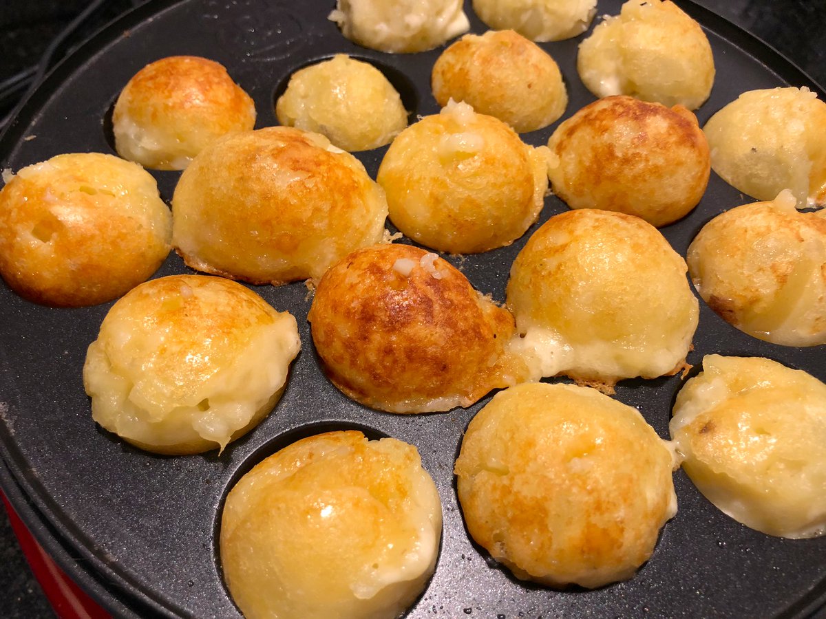 ちな On Twitter じゃがいもを潰したものにチーズを入れて たこ焼き器で焼いてチーズボールにしてみました たこ焼き器あると現地の友達呼んでタコパができたりするから 日本から持ってきてよかったもののひとつ 外に出れなくても 家の中でできることを楽しんで