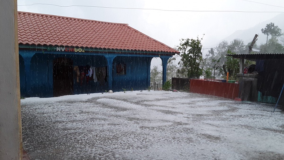 ElCuartoPodergt's tweet photo. Lluvia acompañado de granizo sorprendió a los vecinos de San Mateo Ixtatan #huehuetenango https://t.co/o8xBaptdeX