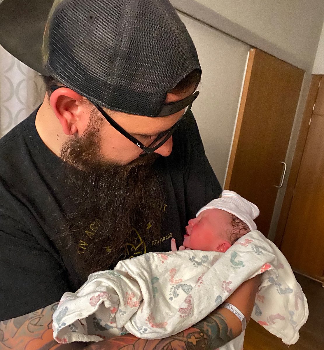 We are thrilled to welcome a new member to the Lost Friend family: Lincoln Wylder! Congratulations to Greg and Erin 💚