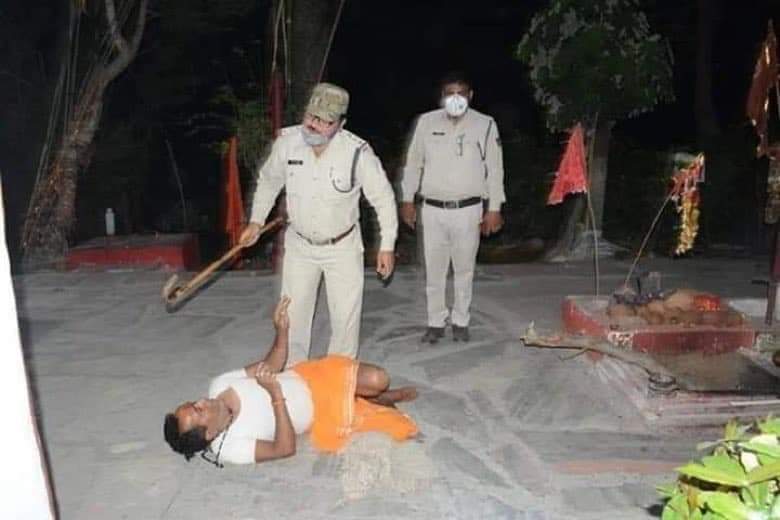JeetMistry9's tweet photo. @ChouhanShivraj रीवा SP आबिद खान को मंदिर परिसर में जूता पहन कर घुसने और पूजा के दौरान पुजारी पर लाठी बरसाने का अधिकार किसने दिया!
"मां के नवरात्रि है, दीपक जलाने आया हूँ साहब"

देश में मस्जिद की भीड़ नमाज़ खत्म होने के बाद हटाई जाती है, और मंदिर में ऐसी दादागिरी?
हिंदू ओ से इतन�� नफरत cm साहेब https://t.co/Iu8eJSbVQw