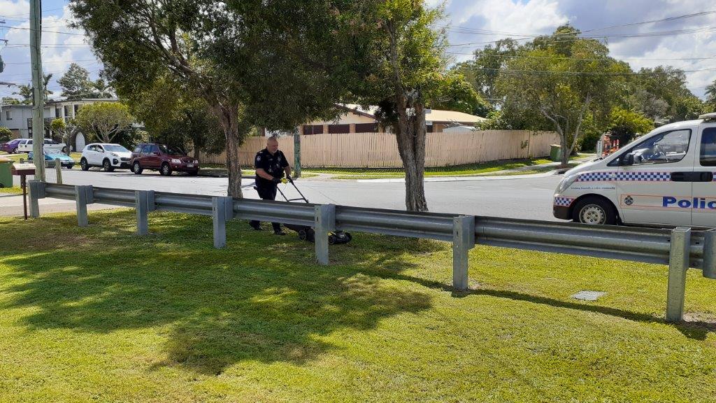 QldPolice's tweet image. They say many hands make light work. Loganholme Police have shown what it means to care for the community, lending a hand to an elderly resident on a hot day. mypolice.page.link/WWjc #myPolice