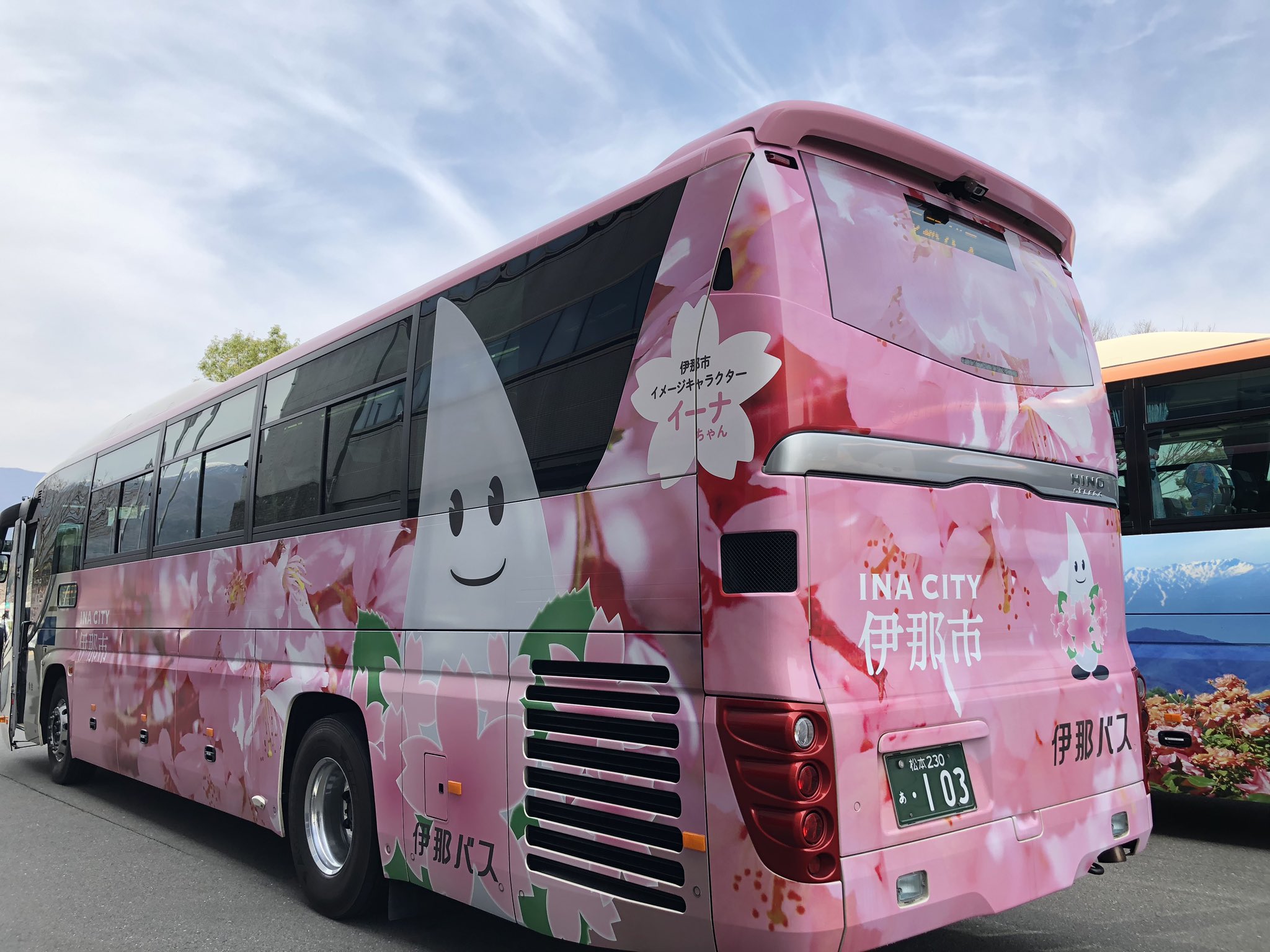 伊那市観光協会 新宿 伊那市をつなぐ 高速バスに 新しいラッピングバスが走ります 伊那市の花 桜と バラをモチーフにした目を引くデザイン キャラクターのイーナちゃんも大きく描かれています 明日から新宿飯田線で通常運行されます T Co