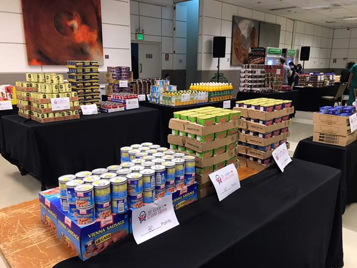 inquirerdotnet's tweet photo. St Luke's Medical Center Global City in Taguig opens a makeshift store to provide free grocery items for d hospital's frontliners &amp; their families. SLMC says this a "token of appreciation for their hard work &amp; selfless efforts" in fighting #COVID19.  
📷 SLMC | @jagoncilloINQ https://t.co/qOyVt2m525