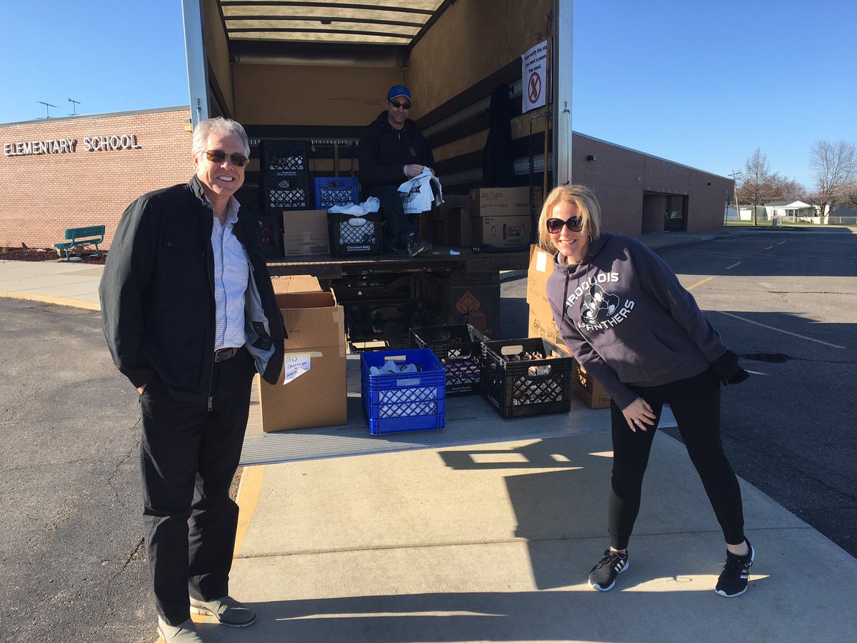 jillybean1128's tweet photo. Practicing social distancing while providing meals to our CVS community! Together, we will get through this... @RonRobertsGoCVS https://t.co/8zAykWJ1l6
