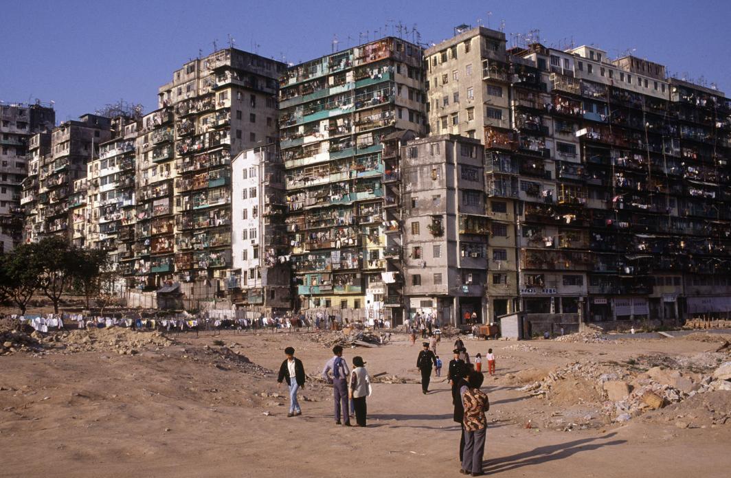 59. Kowloon Walled City pada masanya (sebelom diratakan dengan tanah pada 1993-94) adalah permukiman terpadat di dunia, dengan lebih dari 50.000 penduduk menghuni daerah seluas hanya 2,6 hektar. (Ian Lambot, Wikimedia Commons; Greg Girard)