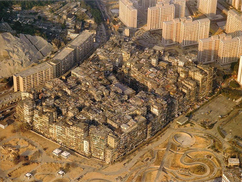 59. Kowloon Walled City pada masanya (sebelom diratakan dengan tanah pada 1993-94) adalah permukiman terpadat di dunia, dengan lebih dari 50.000 penduduk menghuni daerah seluas hanya 2,6 hektar. (Ian Lambot, Wikimedia Commons; Greg Girard)