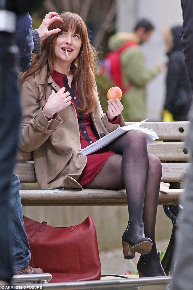 Marzo 21
12:15 pm
#Purga2RB

—A la salida de clases la directora de la secundaria se instala en el área verde próxima a la entrada del edificio, revisando la lista de voluntarios que hasta el momento habían firmado entre alumnos, administrativos y profesores para la brigada +