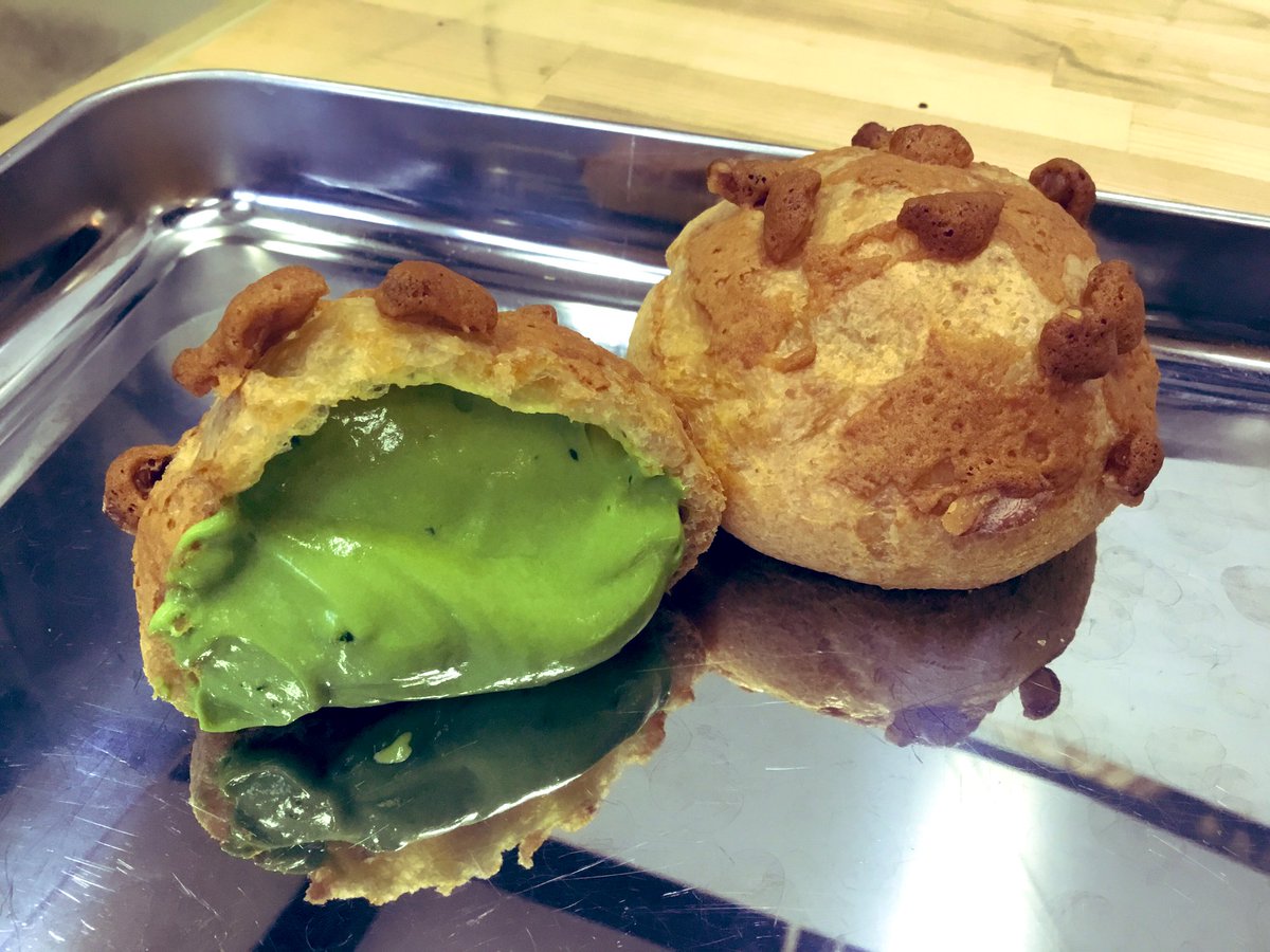 Chou Bakeマエストロ くるみと抹茶のシュークリームです 試食ご用意してます お客様が笑顔で食べていただくと 私たちも嬉しくなります 夕方だとなくなることもありますが 電話でお取り置きも可能です お待ちしています 名古屋シュークリーム