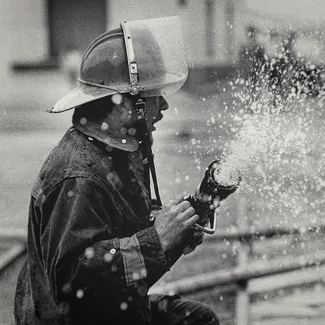 ElPasoFireTX's tweet image. #EPFD Firefighter responding to the St. Regis Hotel Fire. April 19, 1977.
#TBT