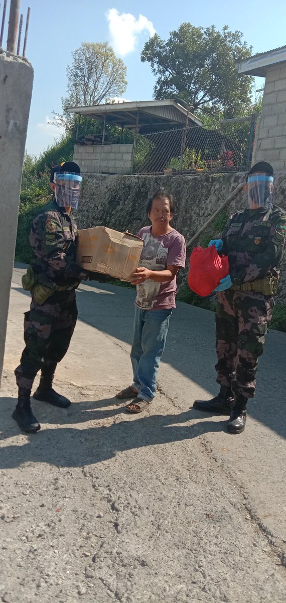 procor_r's tweet photo. What: RLDDD PRO COR Donation
Where: Sadag, Bahong, La Trinidad
When: April 3, 2020
Why: Donation to Sir Eduardo Baron, and indigent and PWD, due to COVID19 Outbreak, can no longer find work
@PNPChiefGamboa 
@rwinp88 
@LonoganGlenn 
#PNPKakampiMoLabanSaCOVID19
#PNPKakampiMo https://t.co/u3fd7IhRQW