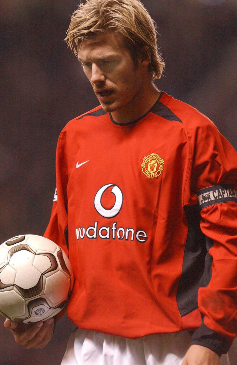 Juezcentral's tweet photo. Hoy hace 25 años, Ferguson hacía debutar a un joven de 19 años, de nombre David Beckham. Si, era puro marketing, pero también puro fútbol. Siempre fue titular, se convirtió en uno de los capitanes, ganó 6 Ligas y 1 UCL, e hizo 85 goles y 126 asistencias en 394 partidos. Crack. https://t.co/Uujvt417rY