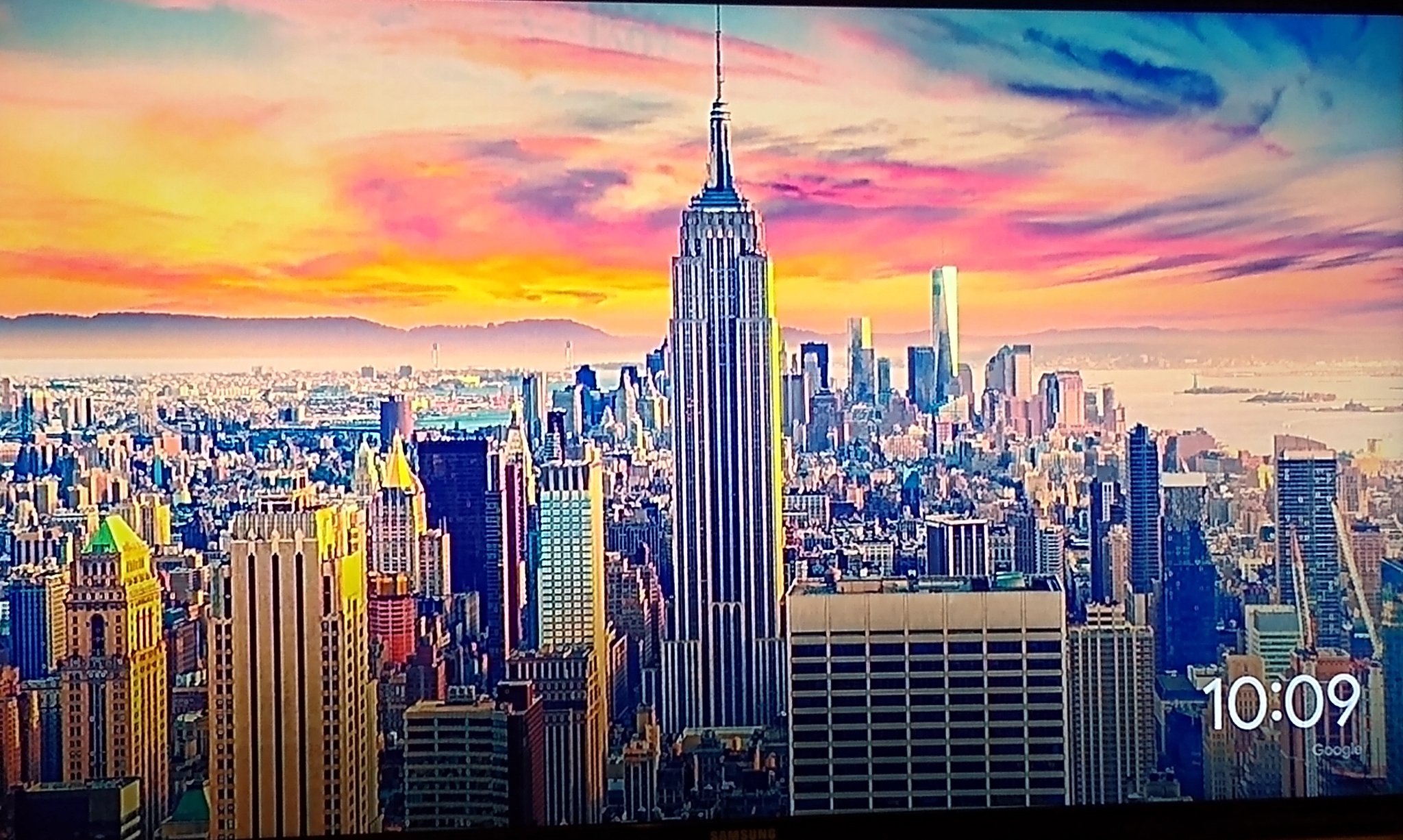 Ærlighed gateway Vanære Seth Miller on Twitter: "This NYC skyline photo came up on our Chromecast  screensaver this evening and I'm very, very confused what the massive land  is off beyond Brooklyn in New York