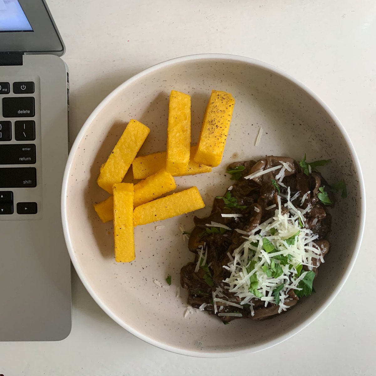 this is a quickie lunch of leftovers - polenta baked into chips and mushroom ragoût that i made and froze on the weekend. also a bit of grated fontina left over from the cauli bake i made last week