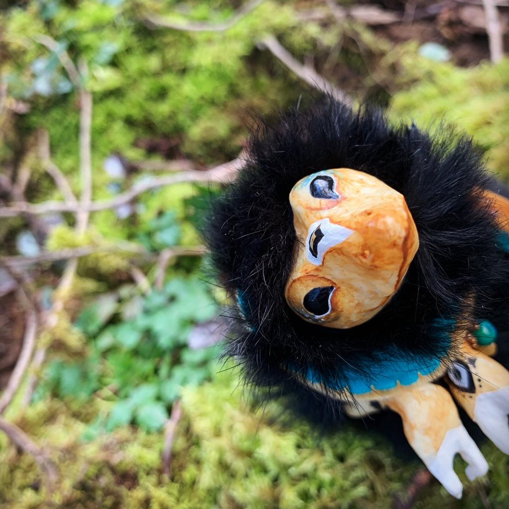QuinnAndBloom's tweet photo. This little Dustling is brimming with magic - so much so, in fact, that they are a bit...eccentric. We can’t forget to mention their great fashion sense - an embellished, trailing shawl with an amethyst-topped pin and beaded bangles. Up for adoption soon! #dustling #quinnandbloom https://t.co/cixmaZG7I4