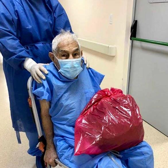 paultutiven's tweet photo. NOTICIAS QUE DAN FORTALEZA 
Paciente de 91 años, contagiado de #COVID19, se recuperó y fue dado de alta en el Hospital IESS de los Ceibos.
Ahora debe continuar con el proceso de aislamiento en su hogar. @teleamazonasec https://t.co/YYutVyLNmx