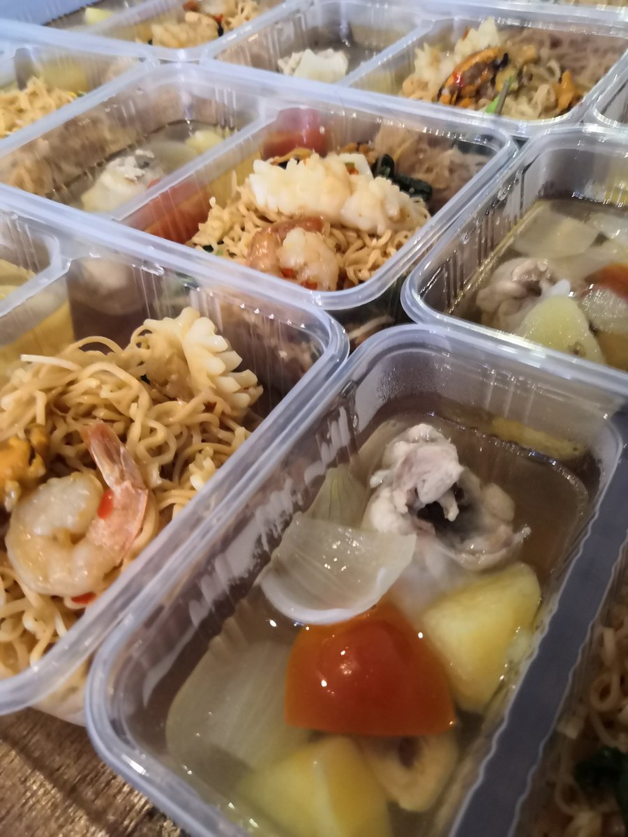 GUY94632619's tweet image. กายาสุขะร่วมกับโครงการ We  cook for you นำมาม่าผัดขี้เมาทะเลและน้ำดื่ม  Shield มามอบให้แก่โรงพยาบาลจุฬาลงกรณ์เพื่อเป็นขวัญและกำลังใจแก่บุคลากรทางการแพทย์ทุกคนคับ

#wecookforyou #covid19 #อีจัน #เราจะผ่านเรื่องนี้ไปด้วยกัน