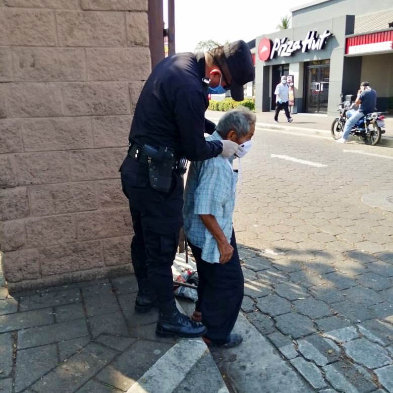 PresidenciaSV's tweet photo. Las cifras en El Salvador se van poniendo cada vez peor. Tenemos 46 casos confirmados y dos fallecidos. Hoy más que nunca debemos cuidarnos. Nosotros no vamos a dejar de hacerlo por ustedes. No permitamos que el coronavirus se propague. #QuédateEnCasa https://t.co/bLQUjTFGh9
