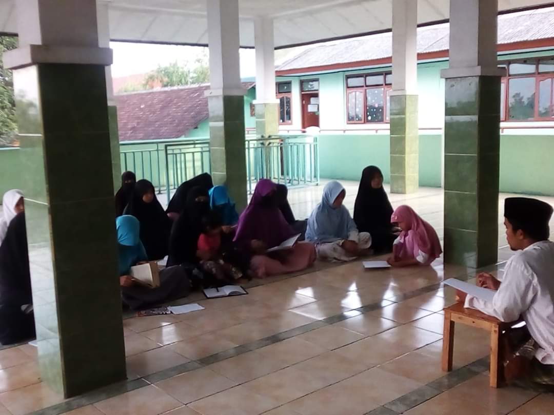 Kegiatan belajar mengajar Ilmu Tajwid Santri Putri *Pesantren Hidayatullah Al-Firdaus* bersama Ustadz Abdul Qodir Jailani.