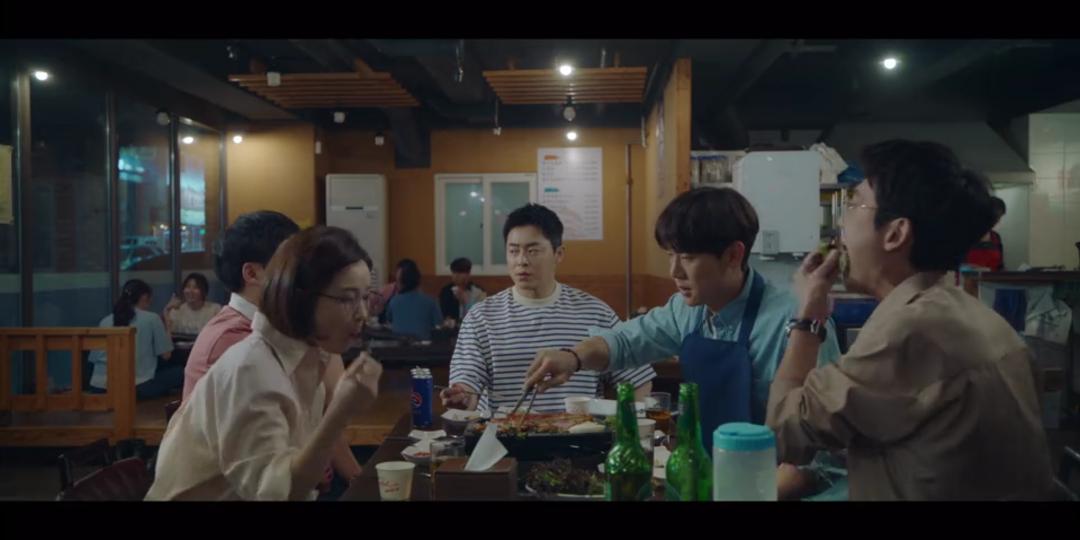 JunWan went to have jajangmyeon w Iksun but is still gluttonous having dinner w the gang? all in a day?  #HospitalPlaylist  #YuljeSquad  #TeamJunWan  #JungKyungHo  #JeonMido