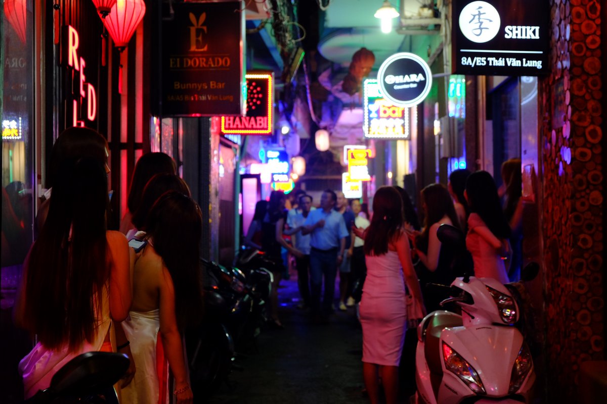 Saigon c'est beaucoup de grandes artères, ce qu'on voit moins c'est les ruelles juste derrière qui sont pas moins vivantes. Quartier de Bui Vien pour la première, quartier japonais pour les deux autres.