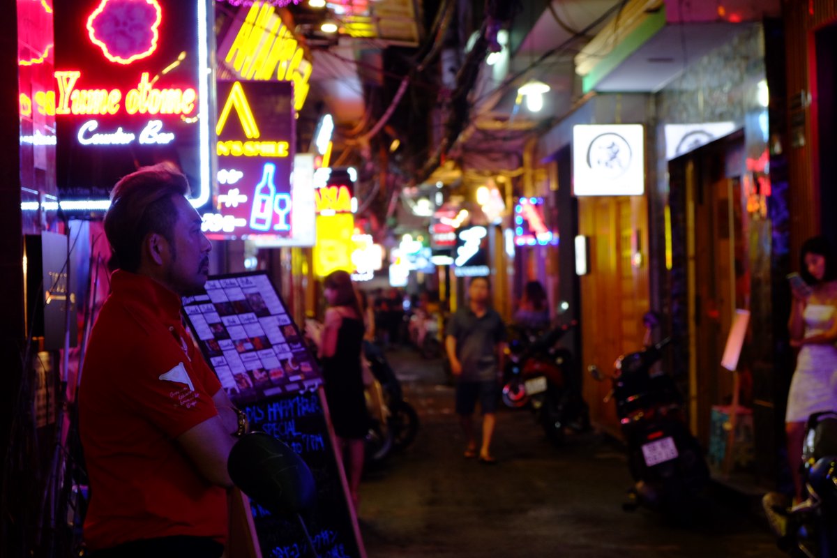 Saigon c'est beaucoup de grandes artères, ce qu'on voit moins c'est les ruelles juste derrière qui sont pas moins vivantes. Quartier de Bui Vien pour la première, quartier japonais pour les deux autres.