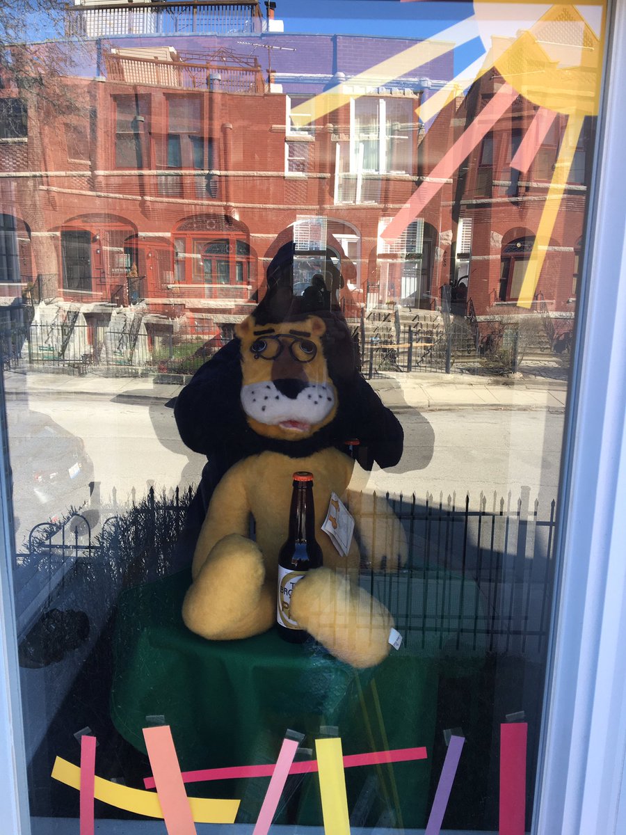 YettaStarr's tweet photo. Dusting off an old friend for the children’s window cheer and a little grown-up fun. Check out Chicago’s Oakland community @King4thWard #4thwardstrong @chicagosmayor @chicago https://t.co/6csoVvawIa