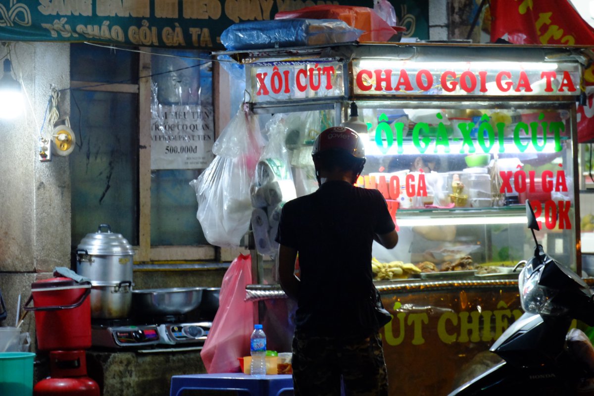 Saigon c'est aussi ses stands de street-food et ses tables sur le trottoir, au le bord de la route. Jcrois que c'est le meilleur bail là bas