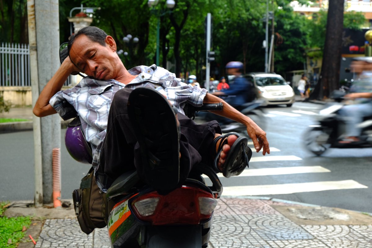 Pour illustrer l'idée de ville ultra vivante au peuple oisif : des saigonais sur leurs scooters, en train de chiller mais qui peuvent repartir à tout moment.