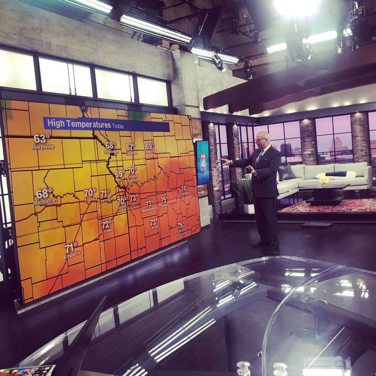 johnholtnews's tweet photo. So tonight on @fox4kc News at 9pm @fox4wx JL told viewers to “take a picture of this map...” So I did. It’s the next map he said you wouldn’t want to capture! 😬 #ColdFront #LotsOfBlue https://t.co/Hoa21rBjYr