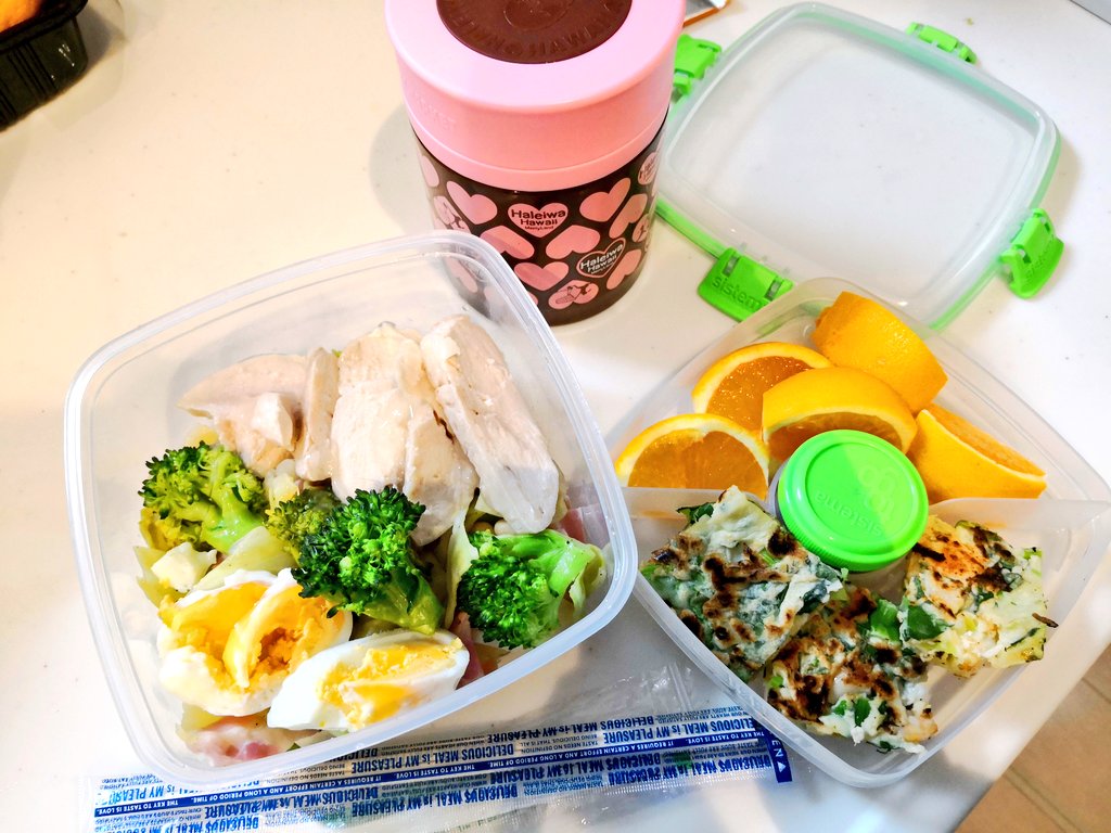 Poifull89337347's tweet photo. 久しぶりのお弁当🍙
温野菜サラダ&amp;鳥ハムと卵
チヂミ(夕飯残り)
オレンジ半玉
ジャーはオートミール https://t.co/JqNyjqgX7P