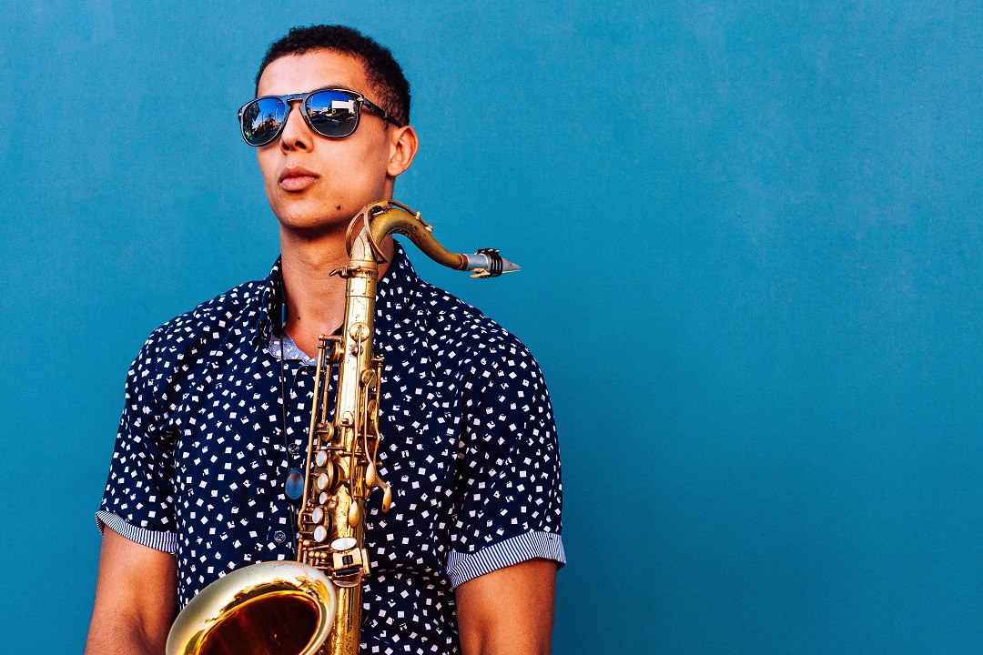 SingleBlackMale's tweet photo. Remember when y'all thought dudes on the saxophone was sexy? 

Every dude was tryna be Kenny G! 😂 https://t.co/i2fzp4ftGK
