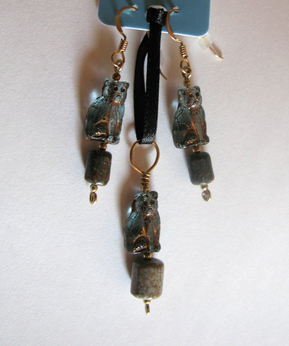 Those wonderful dinosaur bone barrel beads also went into a pendant and earrings set comprising dinosaur bone beads with glass cats sitting atop them. The set is called "Brought You Something."
