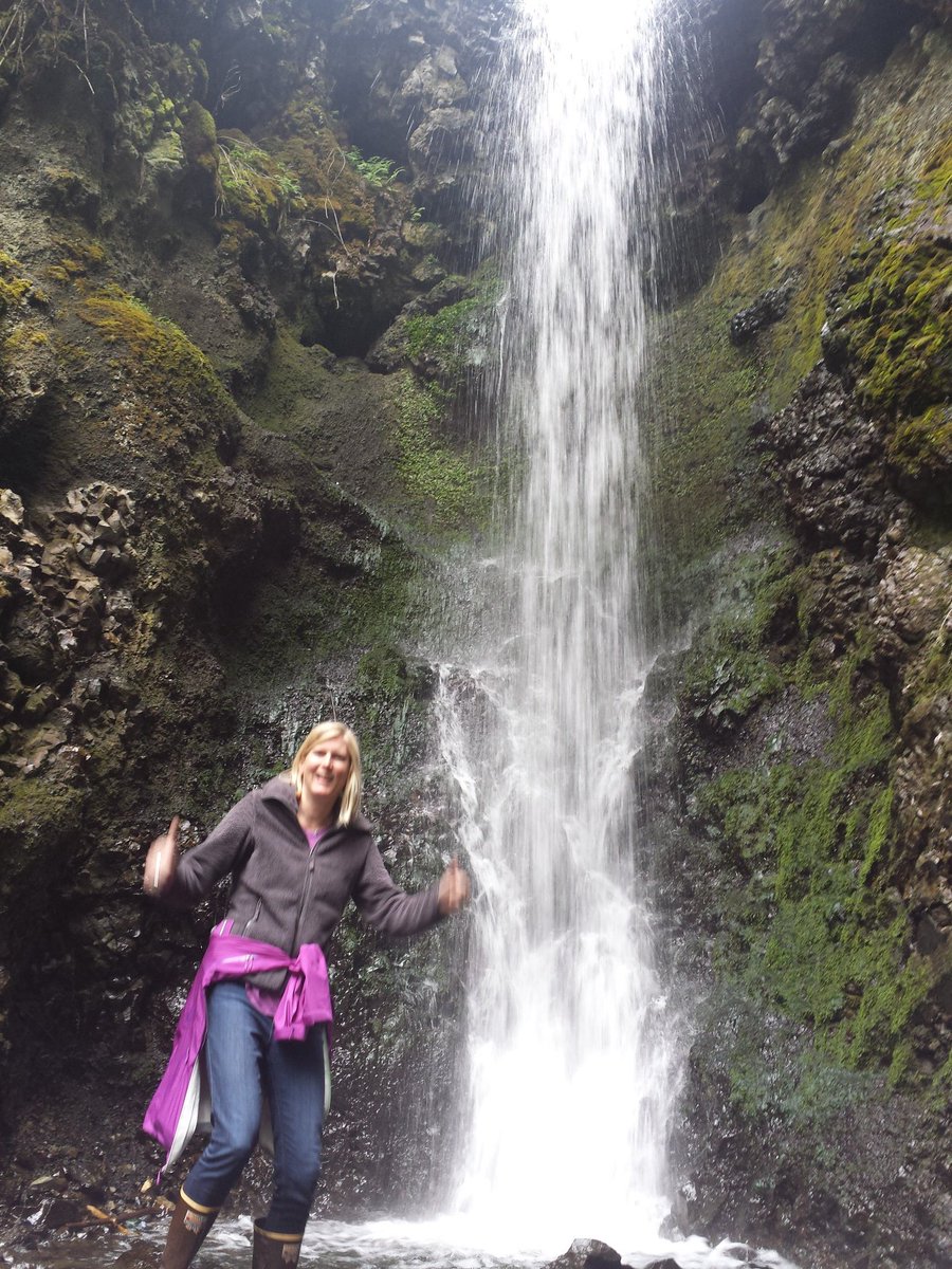 EwuGeology's tweet photo. Day 13 #exploreoutdoor #eagleoutside from mystic falls palisades park @SpokaneParks grand ronde basalt with headward erosion, pillow basalt, springs and palagonite learn more with @GeologyNick https://t.co/GRHuFXtSSX
#profkeattch https://t.co/RUrzmtM0Qm