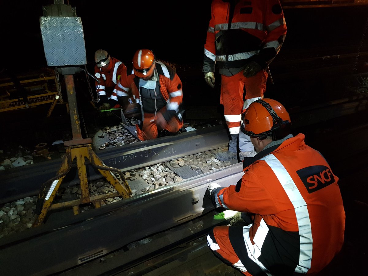 SecteurVCHSCR's tweet photo. Opération chirurgicale cette nuit à Versailles. Remplacement d'un cœur d'aiguille, placé au millimètre près. Nos docteurs du rail ont brillé par leur efficacité ! @SNCFReseau @lignesNetU_SNCF @RERC_SNCF https://t.co/YvCuTN9s3l