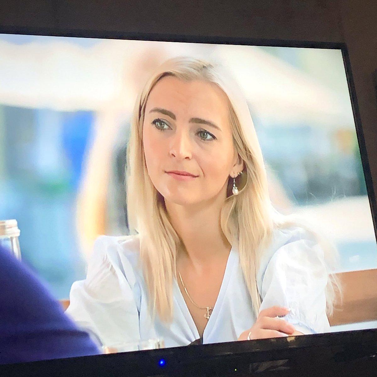 yes i'm still watching 90 day fiancé and she's very pretty too 