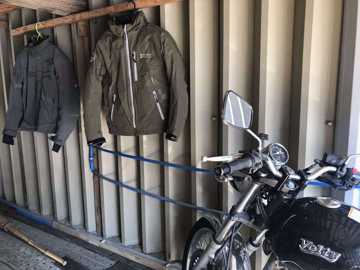 SasuRider0420's tweet photo. うん、やっぱり風が強いから、ガレージから出し易いボルティで用足し出発🏍
ラフロのおニューな春夏ジャケット着たいけど、風が強いので素直に冬ジャケで、、、😅
気温は暖かいけど、北海道の春の風、クッソ冷たい😨
#ラフアンドロード #goforride https://t.co/sS4ujxD6nU