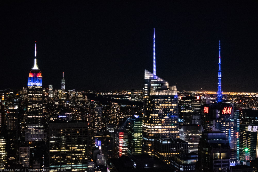 WeatherChitChat's tweet photo. As the sun sets, the lights slowly turn on! For this hour's #digitalvacation, a view of the #NewYorkCity skyline from #TopOfTheRock! (Hour 15/16) https://t.co/9308VmNTLS